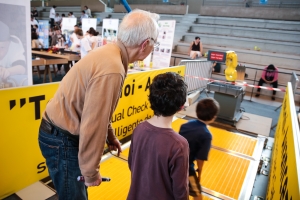 Quand l'homme et le robot travaille ensemble on appelle cela de la cobotique