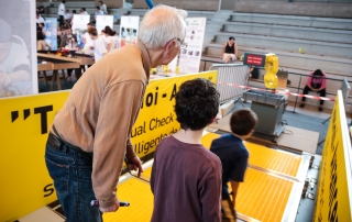 Quand l'homme et le robot travaille ensemble on appelle cela de la cobotique