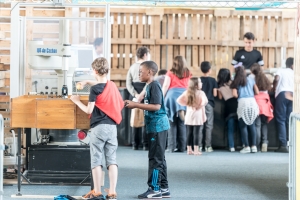 Les écoles de Cachan visitent le Festival Robotique de Cachan