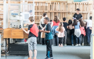 Les écoles de Cachan visitent le Festival Robotique de Cachan